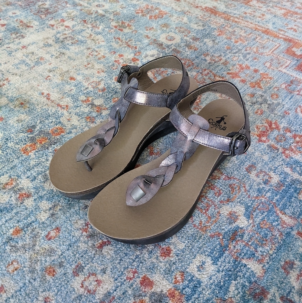 Corkys Women's 9 Hipster Wedge Heel Taupe Metallic Sandals Braided T-Strap